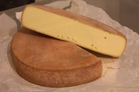 Naturally smoked dry cheese